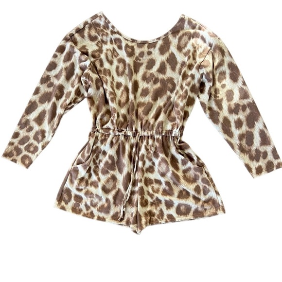 BEAUTIFUL Animal Print Romper - Picture 4 of 5